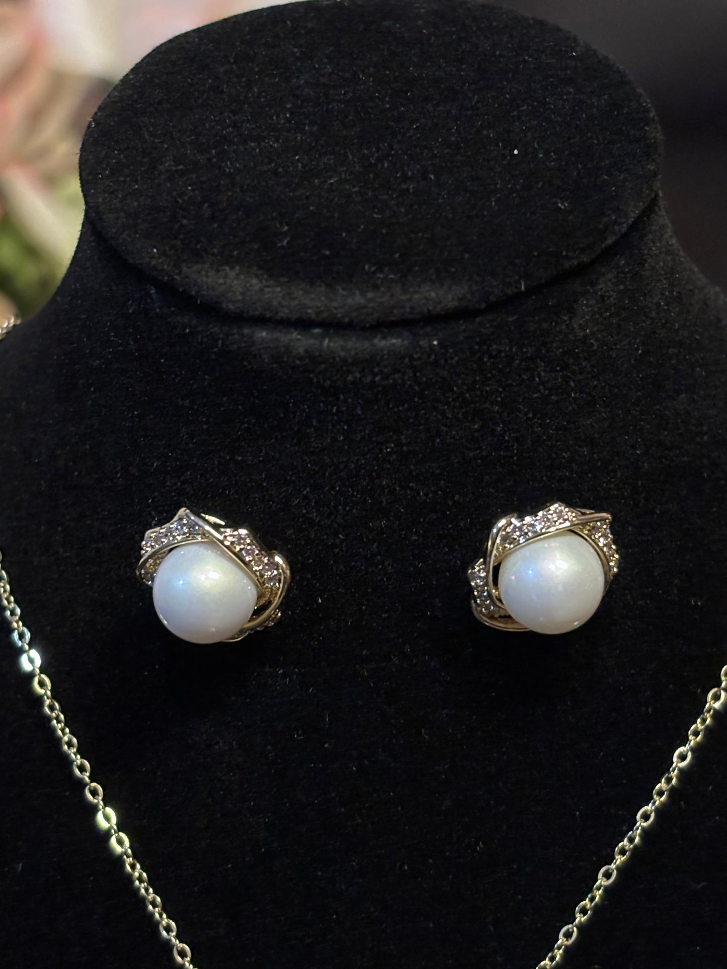 Elegant Pearl Necklace Set