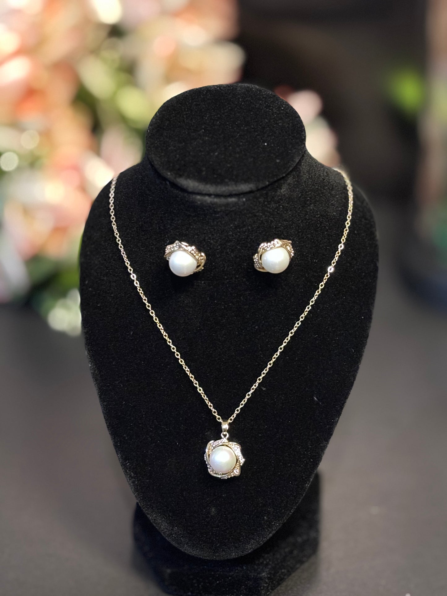 Elegant Pearl Necklace Set
