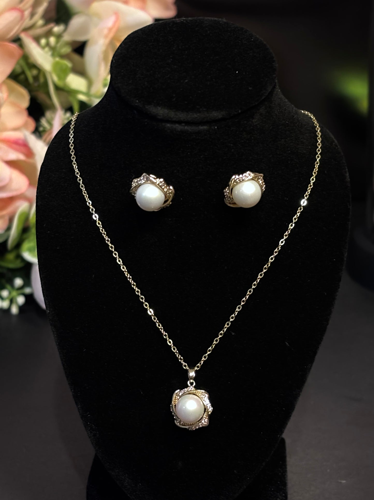Elegant Pearl Necklace Set