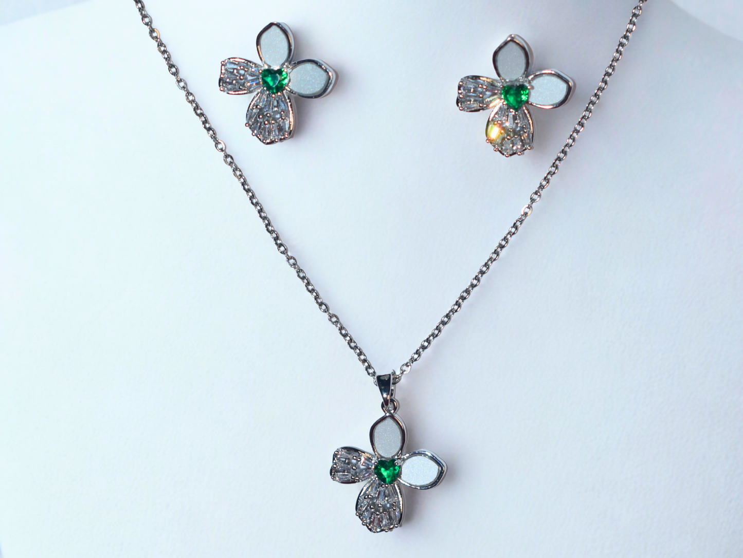 White Petal Flower Necklace Set