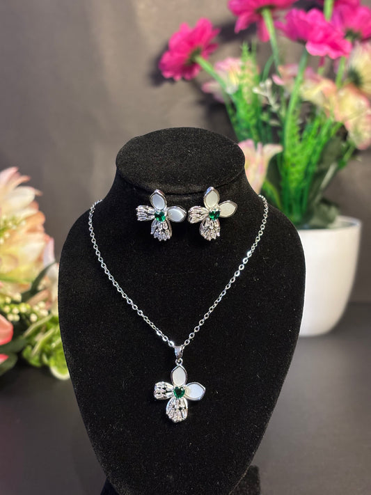 White Petal Flower Necklace Set