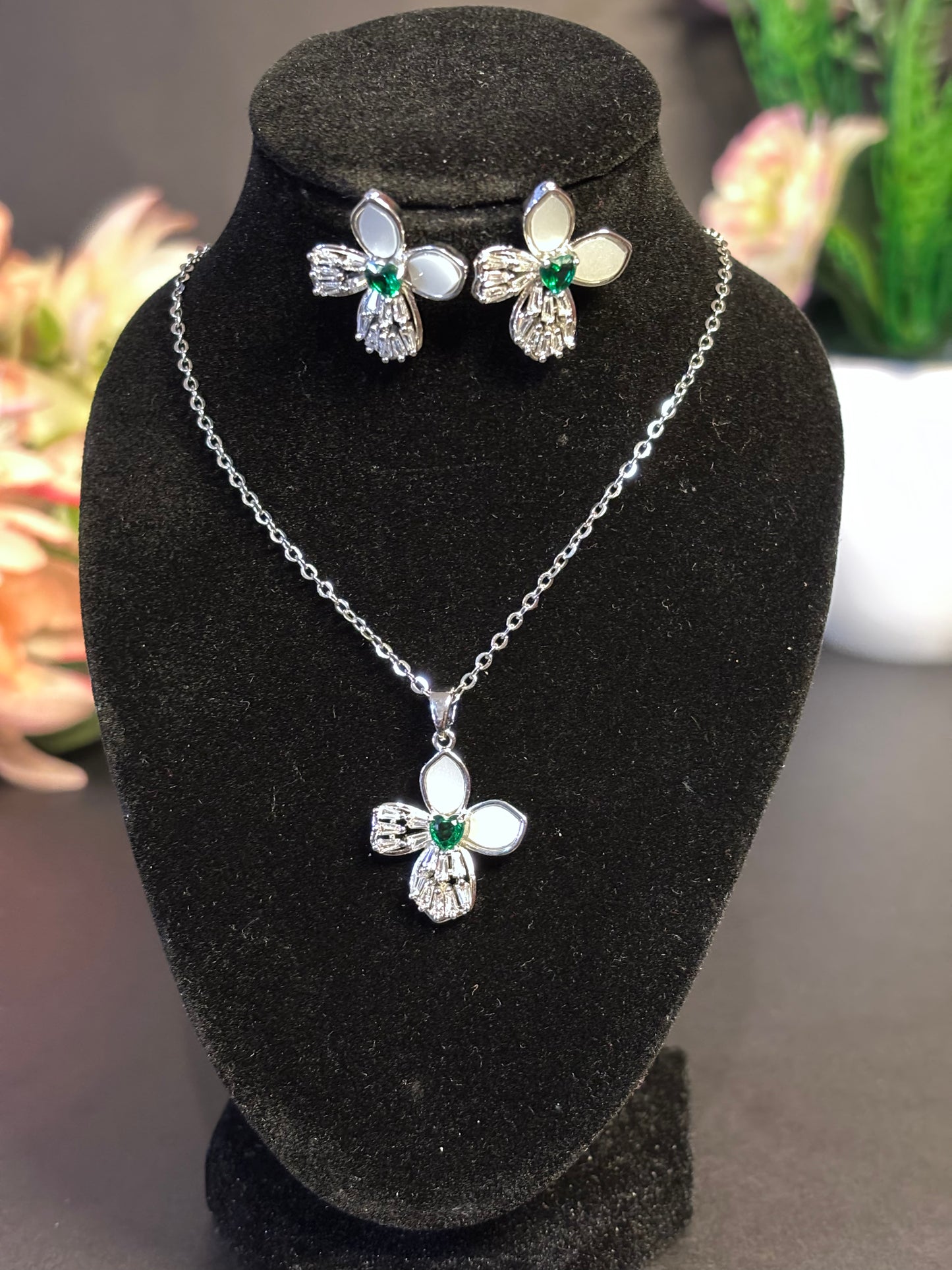 White Petal Flower Necklace Set