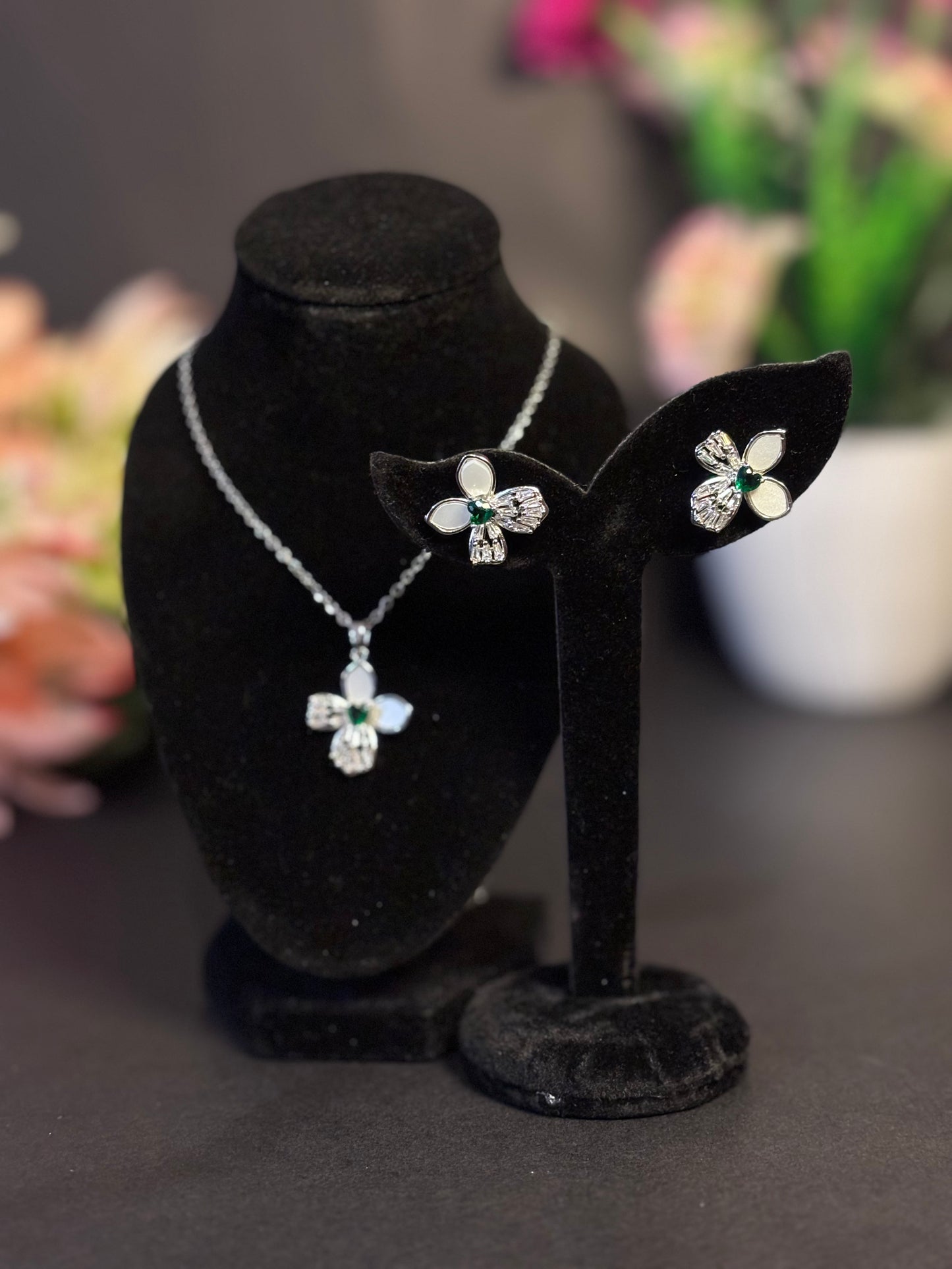 White Petal Flower Necklace Set