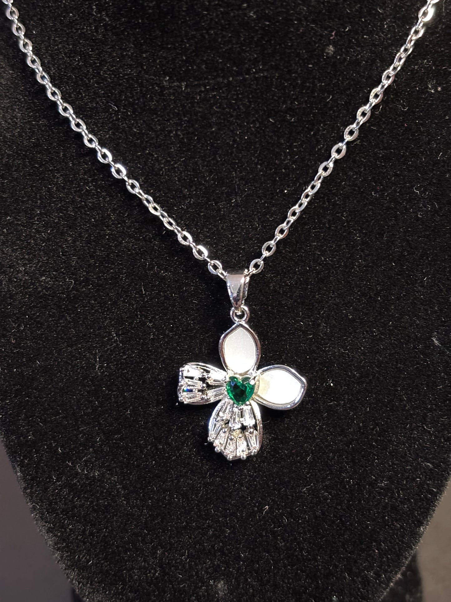White Petal Flower Necklace Set